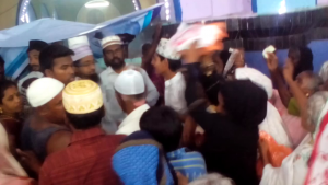 NAGORE DARGAHநாகூர் நாயகத்தின் கந்தூரி விழாவை முன்னிட்டு நாகூர் நாயகம் நேசப்பாசறை அறக்கட்டளை சார்பாக ஜாதி,மத,பேதமின்றி அனைத்து சமுதாய மக்களுக்கும் முக்கிய நிகழ்வான நாகூர் நாயகத்தின் சந்தன பூசும் விழா அன்று மூன்றாம் ஆண்டு இலவச ஆடைகள் வழங்கப்பட்டு மிக சிறப்பாக நடைபெற்றது.