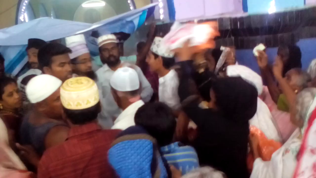 NAGORE DARGAHநாகூர் நாயகத்தின் கந்தூரி விழாவை முன்னிட்டு நாகூர் நாயகம் நேசப்பாசறை அறக்கட்டளை சார்பாக ஜாதி,மத,பேதமின்றி அனைத்து சமுதாய மக்களுக்கும் முக்கிய நிகழ்வான நாகூர் நாயகத்தின் சந்தன பூசும் விழா அன்று மூன்றாம் ஆண்டு இலவச ஆடைகள் வழங்கப்பட்டு மிக சிறப்பாக நடைபெற்றது.